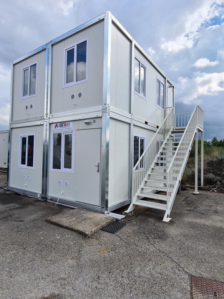 base de vie solution modulaire avec sanitaires et bureaux pour le BTP