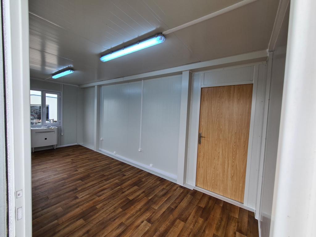 base de vie solution modulaire avec sanitaires et bureaux pour le BTP