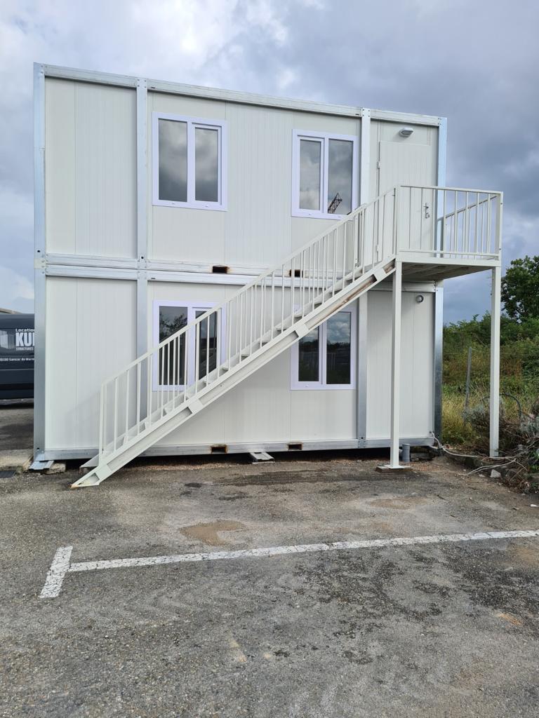 base de vie modulaire avec sanitaires et bureaux pour le BTP