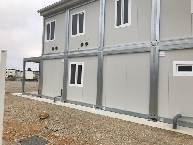 BASE DE VIE BUREAU REFECTOIRE SANITAIRE SALLE DE REUNION. Bâtiment modulaire permanent.