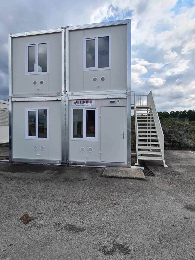 base de vie solution modulaire avec sanitaires et bureaux pour le BTP
